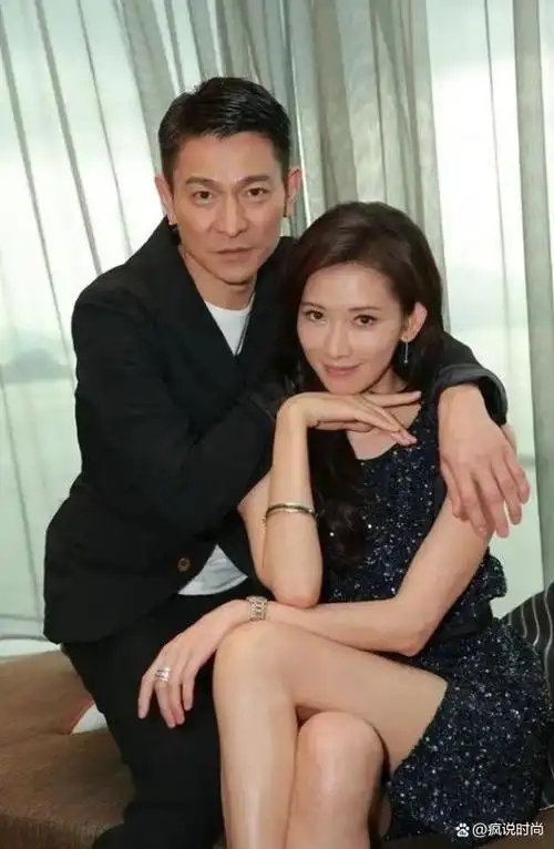 刘德华林志玲亲密合影,男的穿西装帅气稳重,女的穿开衩裙好撩人