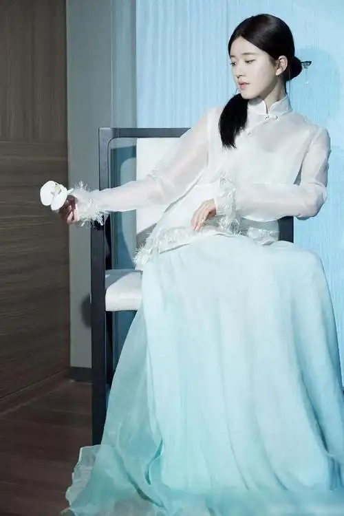 赵露思穿浅蓝色薄纱旗袍,清纯中带有性感,娇俏温婉似"画中人"