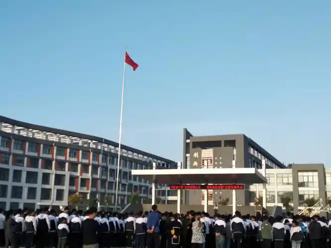 "弘扬爱国主义 我和我的祖国"单县创新路中学迎国庆升旗仪式