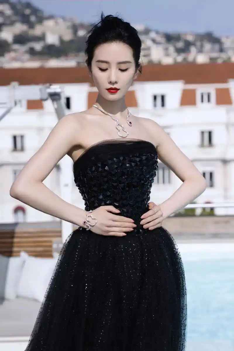 刘诗诗像极了优雅黑天鹅# 刘诗诗优雅黑色抹胸纱裙 盘发造型 - 兑音