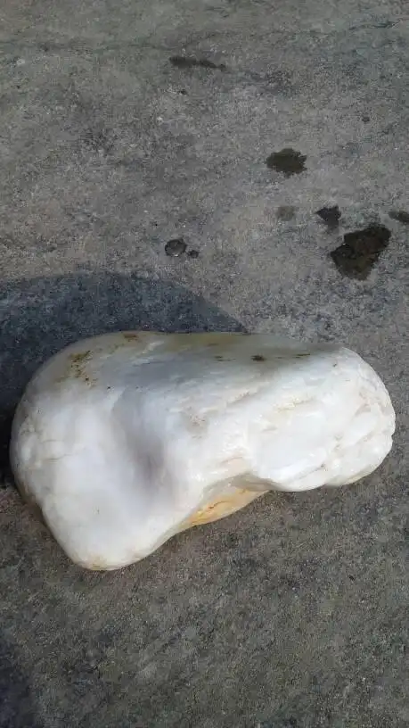 这是石英石,是由石英小颗粒组成的,有些人用它去冒充石英岩玉甚至是