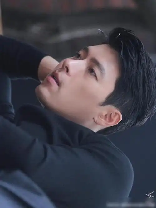 玄彬最新海报帅气依旧脸庞棱角分明