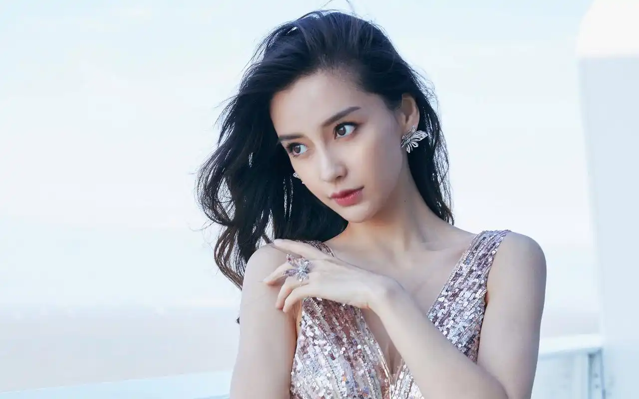 杨颖珠绣长裙性感写真,甜美外型,性格爽朗!