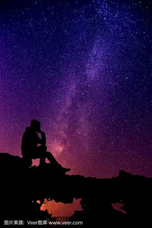 坐在星空下的年轻人