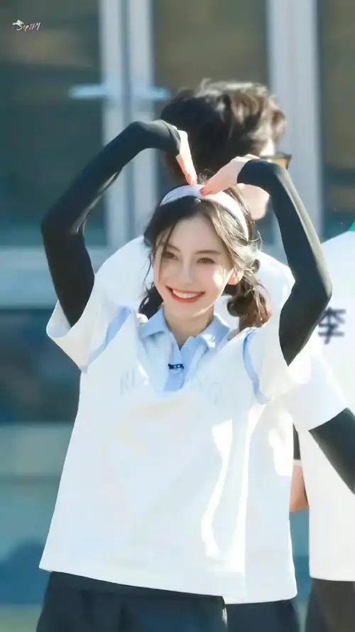 angelababy脸颊比心