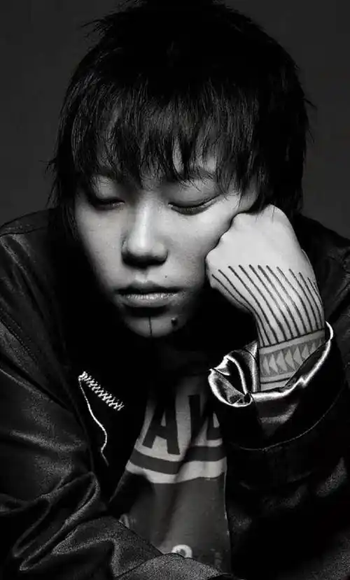 窦靖童晒自拍美照,手指纹身抢镜,金色短发酷似王菲年轻时_个人_创作