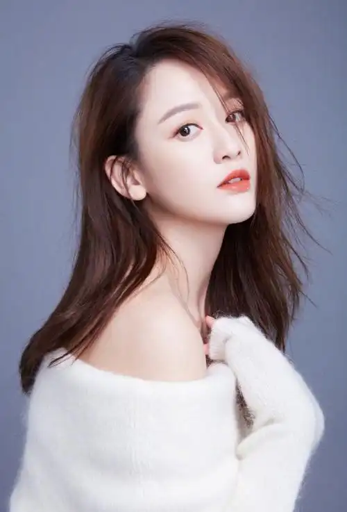 陈乔恩一身黑色连衣裙配红色耳环化身采茶姑娘画面太美