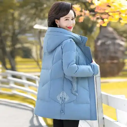 时尚中老年女冬装洋气加厚外套女妈妈羽绒服中老人短款2021年新款
