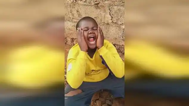 这个非洲小黑孩火了眼前这一刻这绝活让人亮瞎眼