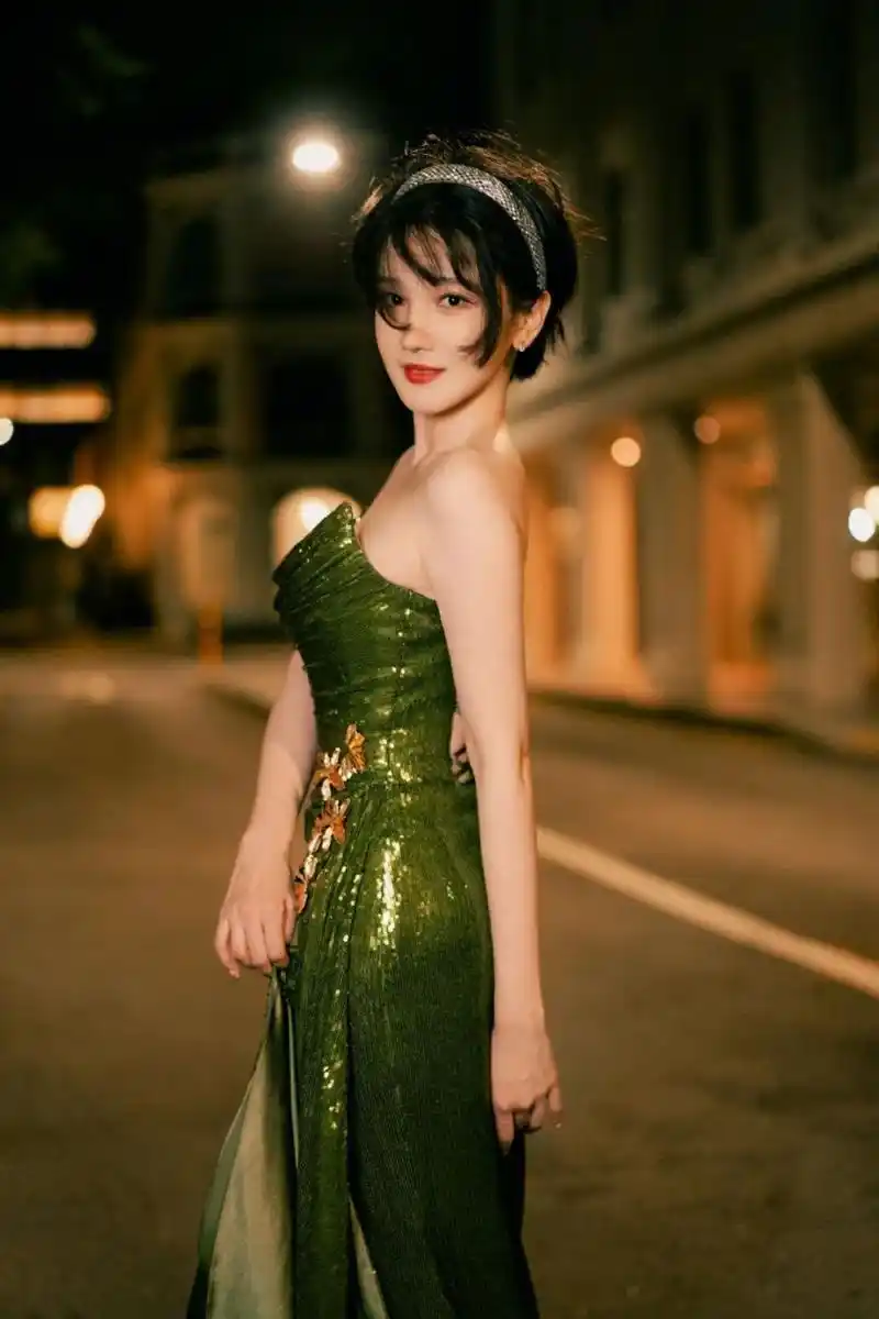 阅文盛典这一夜,陈小纭用珠圆玉润的身材,狠狠打脸了白幼瘦女星