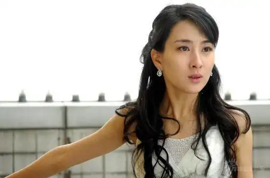 由柯瑞传播倾情打造的25集电视连续剧《妇道之道德底线》,自去年开拍