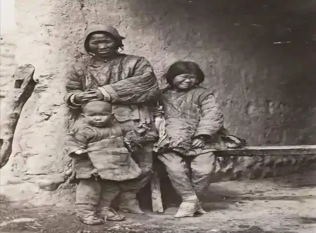 晚清时期旧照:两个乞丐互相捉虱子,贫困妇女卖儿鬻女,看着心痛