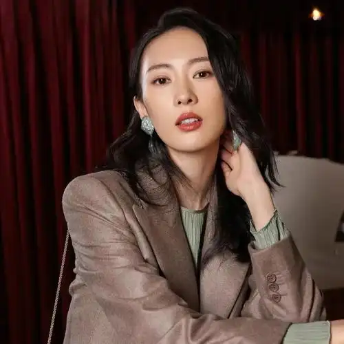 相信对于童谣来说,这辈子最正确,最明智的决定,就是嫁给了比她大17岁