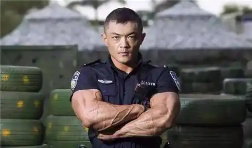 原创中国最强壮的护旗手曲祖毅网友把他派到香港去看谁敢扔国旗