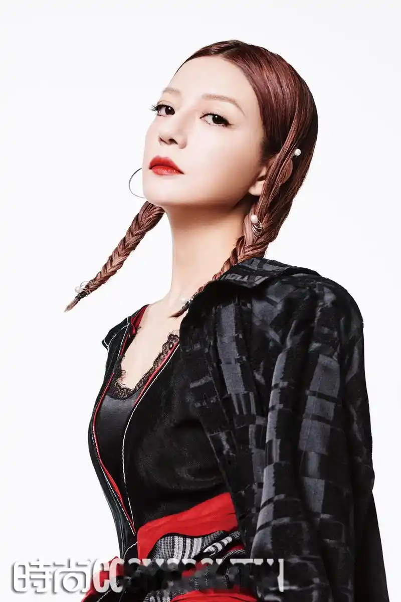 赵薇时尚cosmo26周年刊封面内页大片奉上!