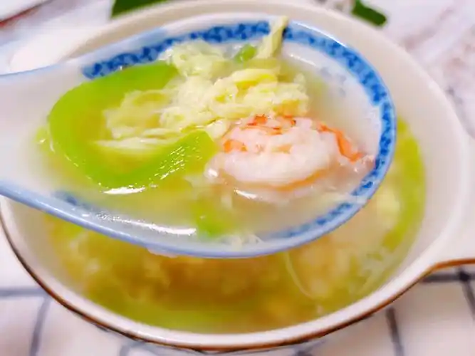 夏日必备美白解暑汤丝瓜虾仁蛋花汤