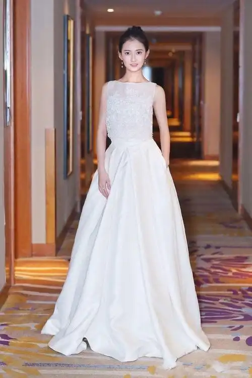 陈钰琪不仅会穿衬衫礼服穿的太仙美了