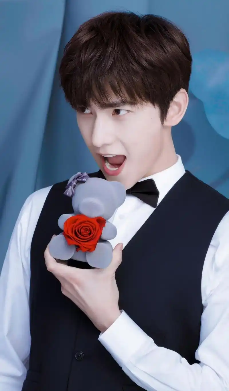 杨洋,军艺校草,因接演烂戏翻车,何时能清醒?