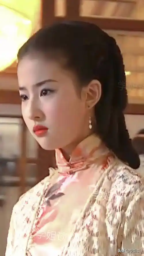 刘亦菲10岁照片曝光,小时候样貌惊人,网友直呼:整容无可避免