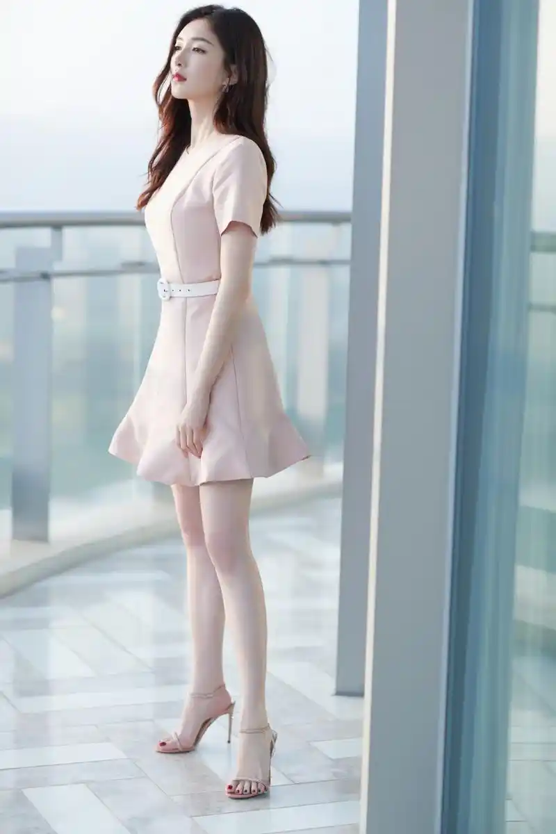 江疏影高跟鞋穿搭街拍精选