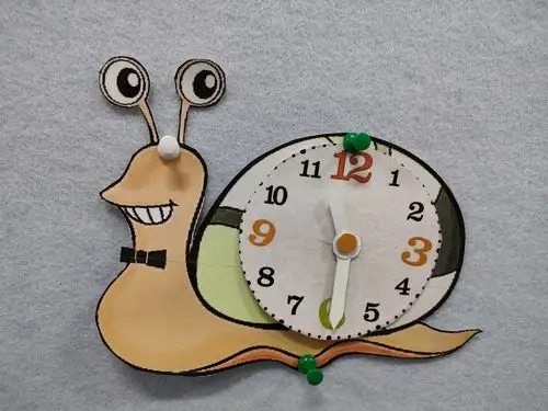 西安经开第八小学一年级数学组开展了"小钟面 大创意"钟表制作主题