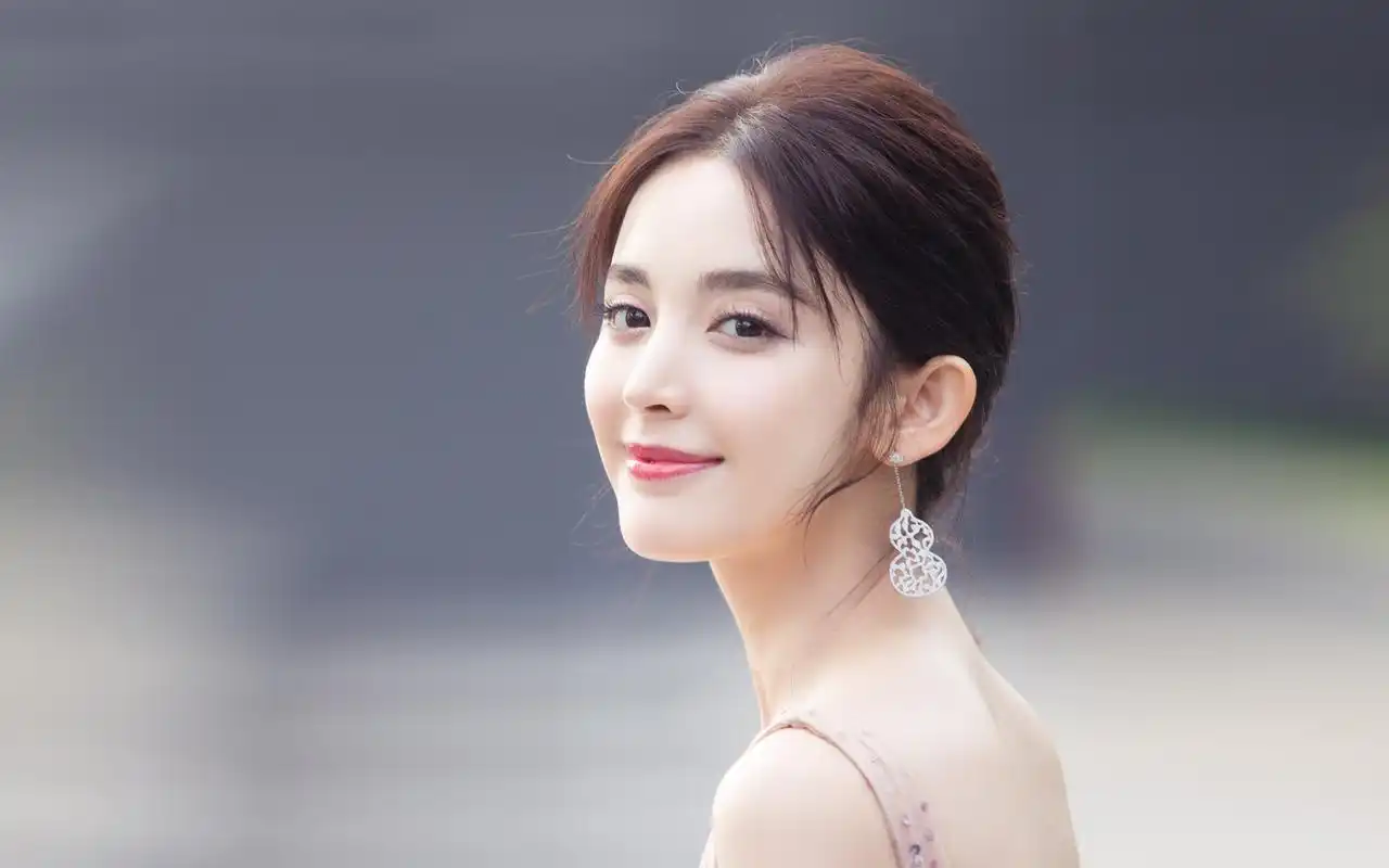 古力娜扎粉色礼服性感电脑壁纸图片