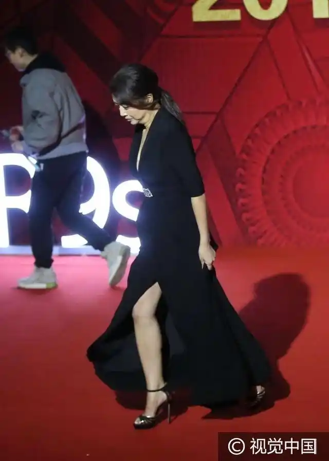 51岁江珊着深v高开叉裙大秀酥胸美腿保养得宜皮肤紧致气色大好