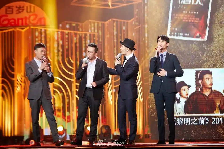 黄晓明杨幂关晓彤邓伦同台 演绎不同时代流行手势