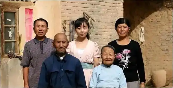 歌手王二妮与李飞结婚8年,成名后为父母买房,带着丈夫拼事业