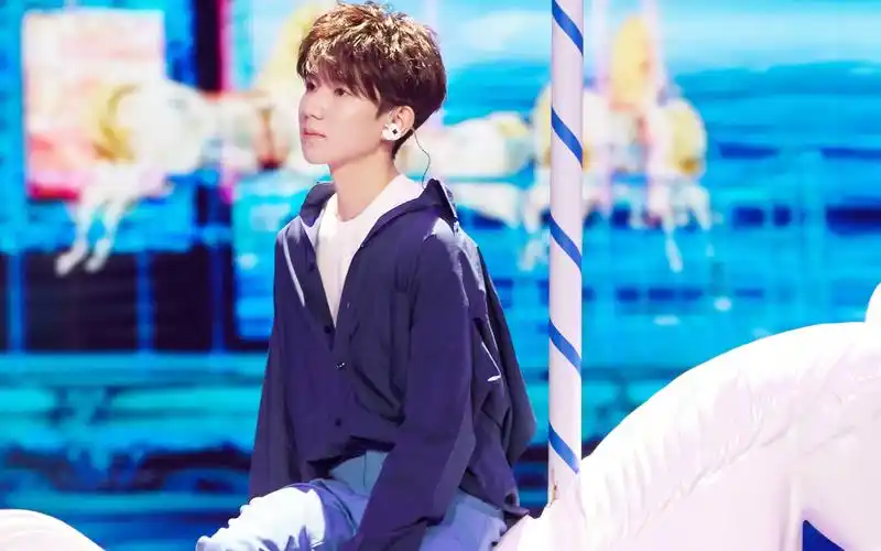 王源帅气图片高清桌面电脑壁纸