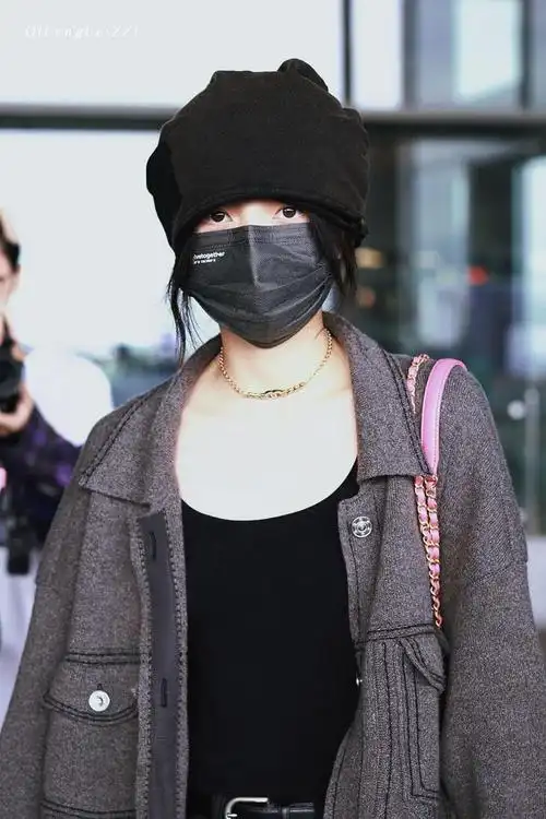 张子枫结束时装周行程返回北京机场路透