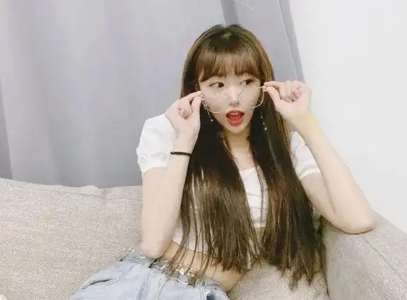 孔雪儿为何一直都是齐刘海看了她露额头的照片瞬间就明白了