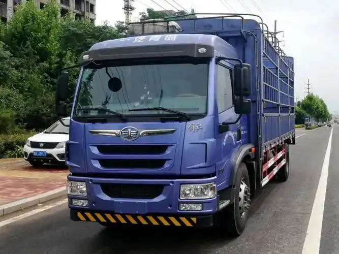 【青岛】2017年8月 解放龙v6.8米高栏货车,国五,180马力 蓝色 手动挡