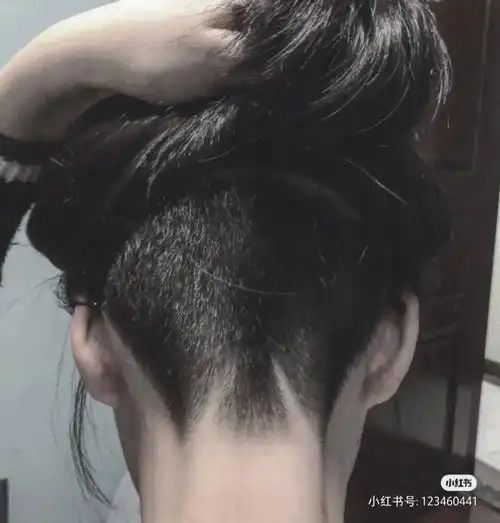 女生后脑勺剃发扎起来毫无破绽