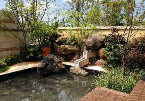 现在的别墅庭院,谁家还没点水景?