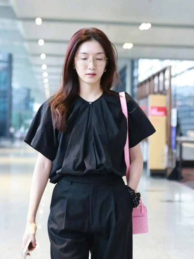 江疏影机场素颜照,这个颜值什么水平 #日常碎片plog# #街拍美女