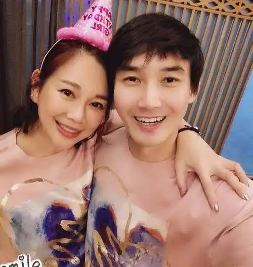 原创49岁陈松伶时尚犹存穿深v裙秀时尚好火辣和小八岁老公超恩爱