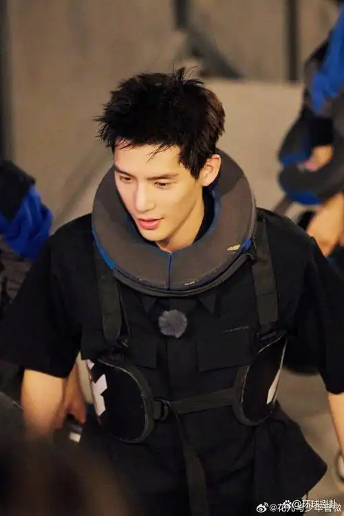 秦岚,辛芷蕾,迪丽热巴和赵昭仪组成「姐妹团」,以及王安宇,胡先煦