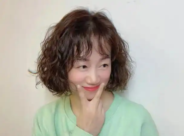 许多中年女性在选择发型时,也会考虑是否能展现出小脸,并显得年轻