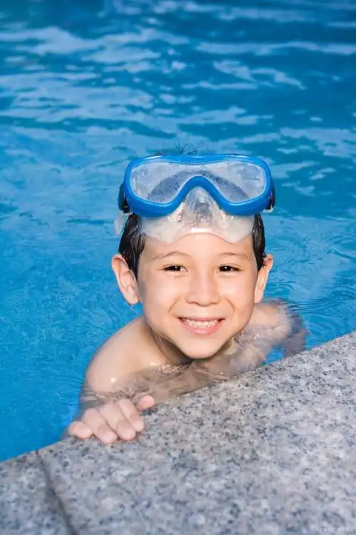 10岁男生游泳用不用穿泳裤