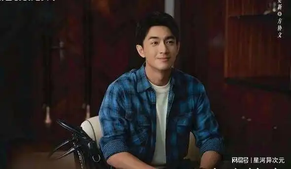 林更新拍戏被偶遇引得一群大妈驻足围观35岁演学生太勉强