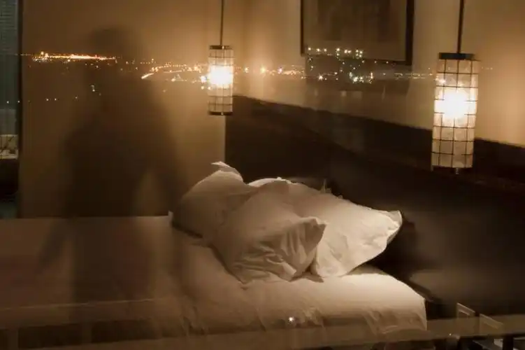 成年人,一个人,横图,室内,夜晚,神秘,床,卧室,菲律宾,亚洲,仅一个女性