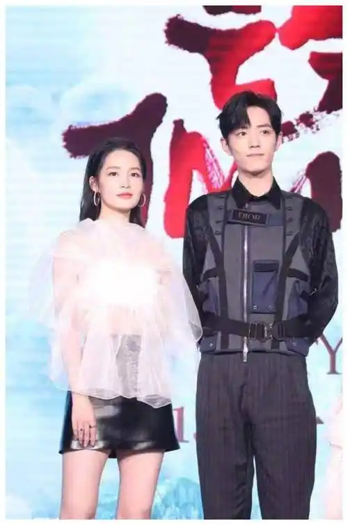 李沁"恨天高"算是穿对了,站肖战旁边,两人腰线出奇一致_感觉_白色