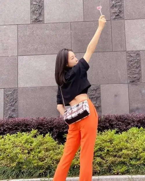 罕见宋茜穿露脐装当看到巴掌腰我决定今天不吃饭了