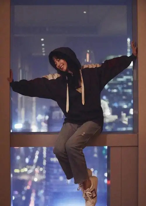 谭松韵真会穿白色t恤外搭花衬衫32岁却像一副18岁的样子