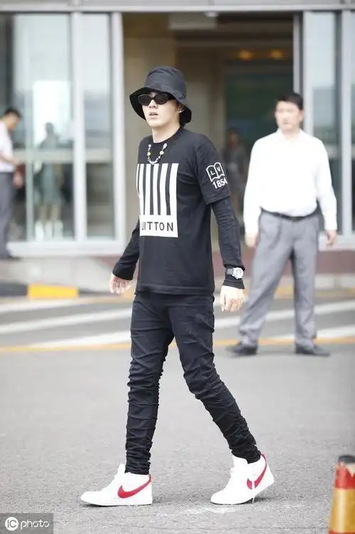 吴亦凡紧身裤亮相,146斤穿出136斤的感觉