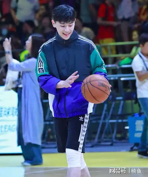 网友偶遇邓伦打篮球活力四射好带感生图颜值依旧很高