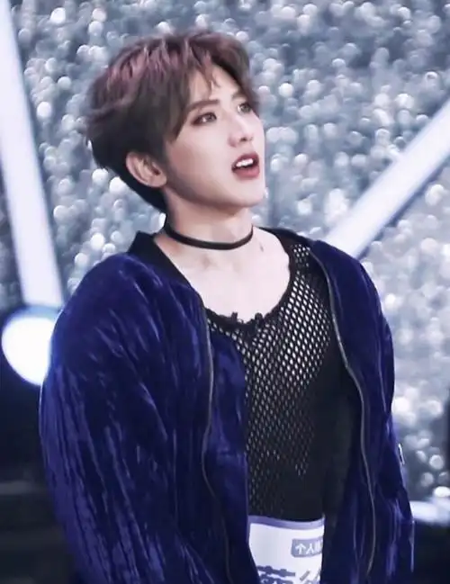 蔡徐坤浓妆艳抹,穿上大开领渔网装,引领了小鲜肉"娘化"风潮.