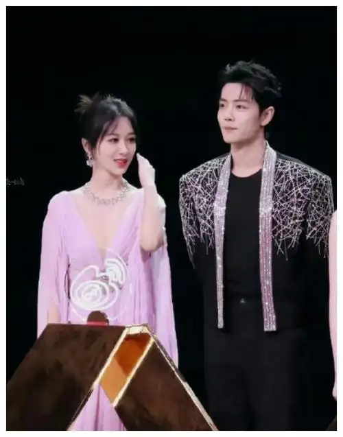 肖战与杨紫33岁秘密约会酒会上亲密交流眼神炙热友情深厚