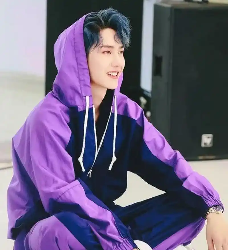 王一博的紫色运动风绝对让人记忆深刻,蓝色头发紫色运动服,活力十足.